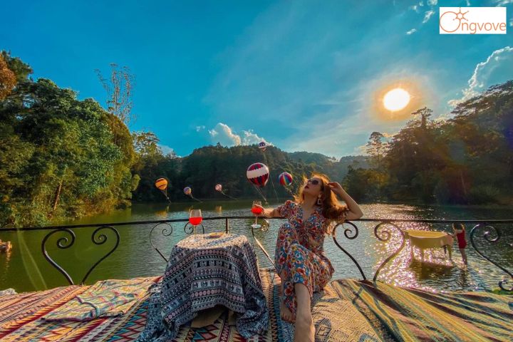 Bàn tiệc concept du mục, view khinh khí cầu 