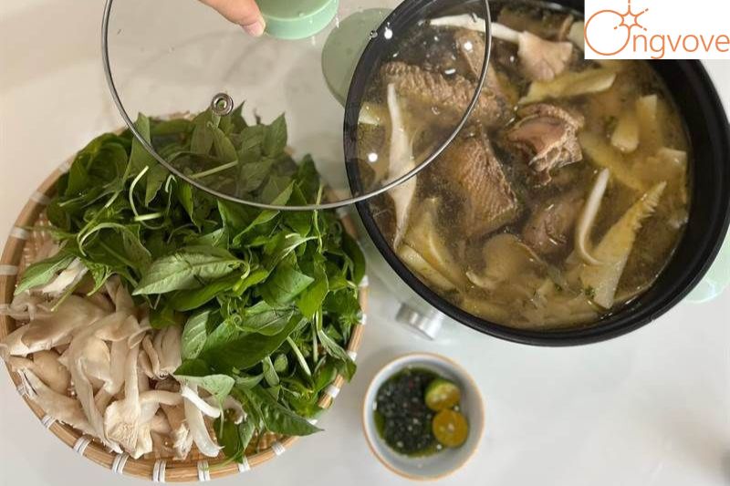 Lẩu gà lá é Đà Lạt chính gốc Phú Yên