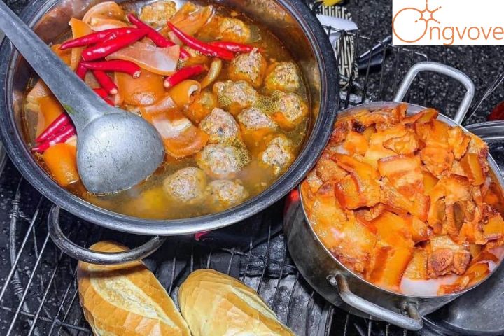 Bánh mì xíu mại Bà Năm lâu đời