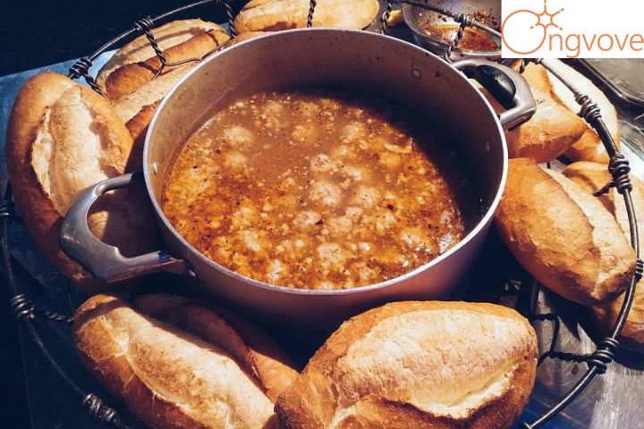 Quán bánh mì xíu mại Đà Lạt ngon, đông khách – Thu Còi