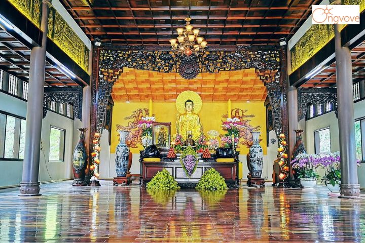 Khu vực chánh điện