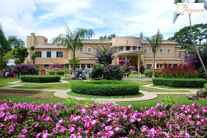 Khuôn viên bên ngoài dinh ngập tràn cây cối, hoa lá