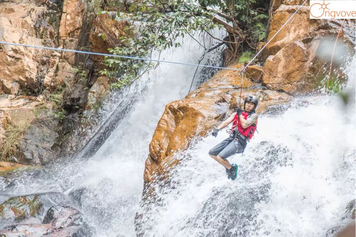 Thử thách đu dây vượt thác