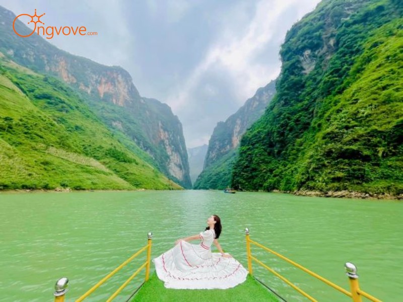 Sông Nho Quế: Chèo thuyền kayak trên dòng sông thơ mộng