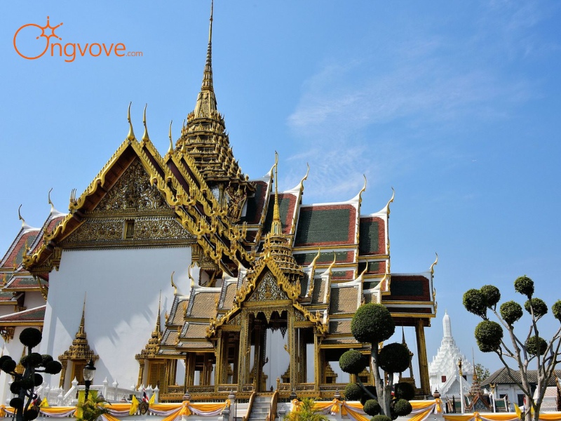 Cung điện Dusit Maha Prasat